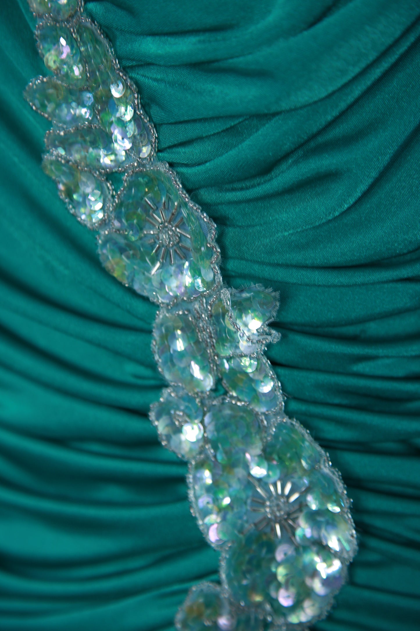 Vihreä paljettikoristeinen rypytetty mekko