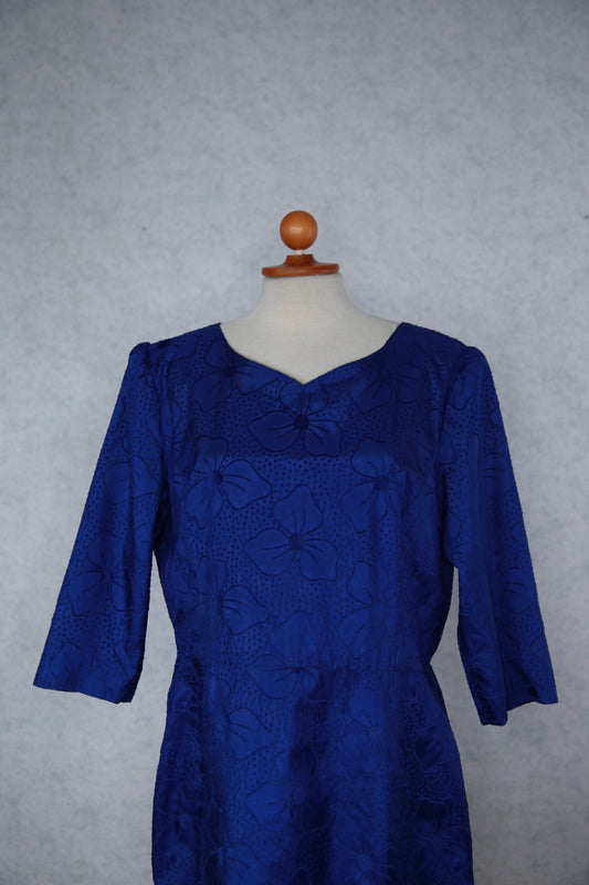 Sinivioletti kukkakuviollinen kohopintainen mekko