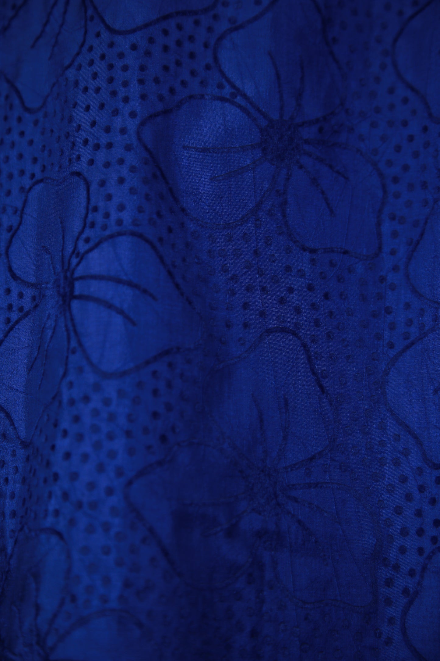 Sinivioletti kukkakuviollinen kohopintainen mekko