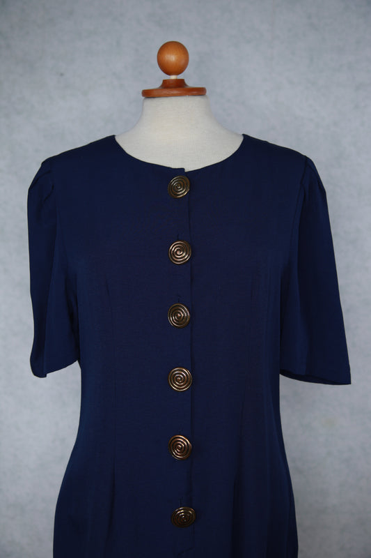 Tummansininen mekko isoilla koristenapeilla