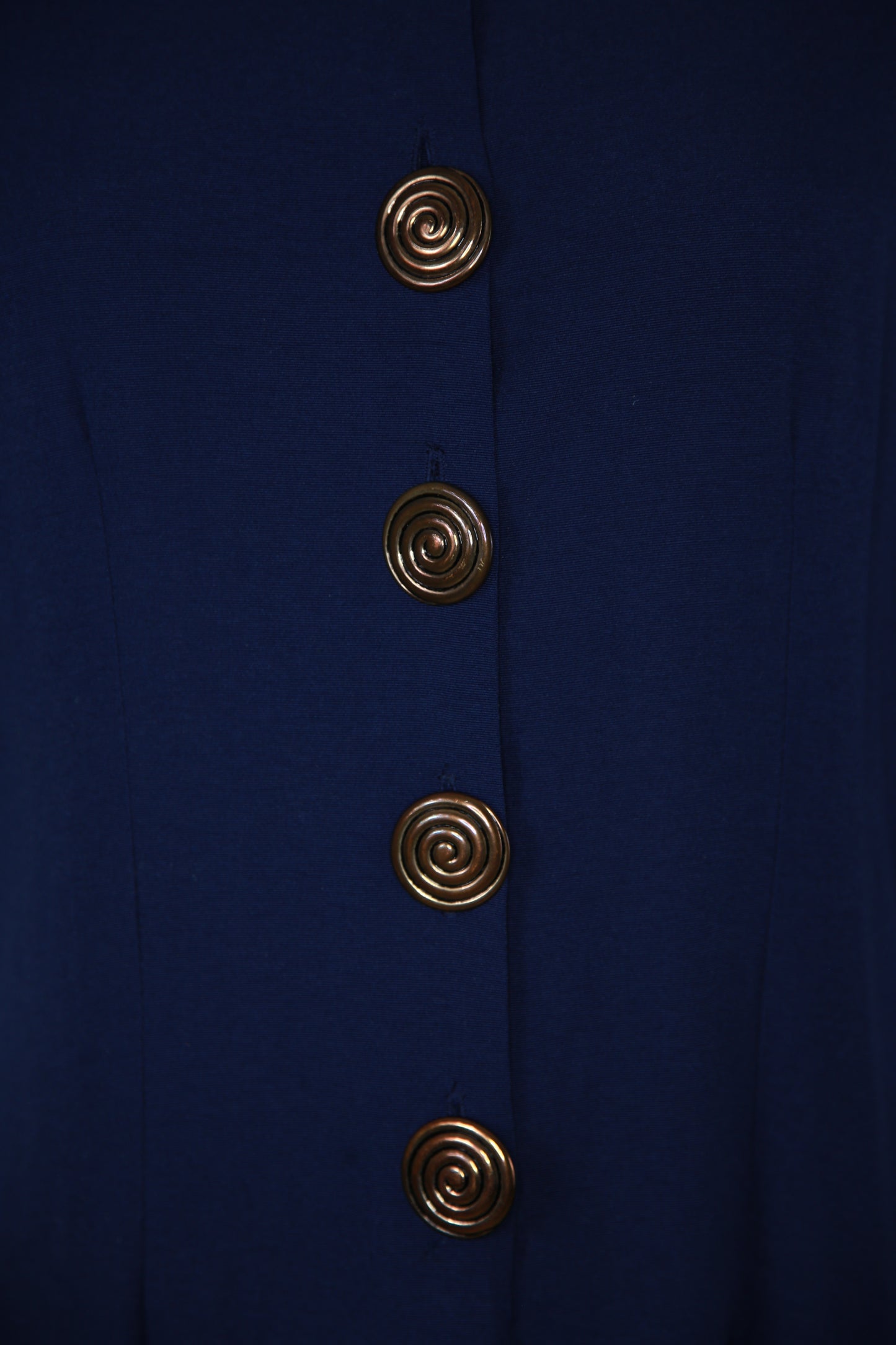 Tummansininen mekko isoilla koristenapeilla