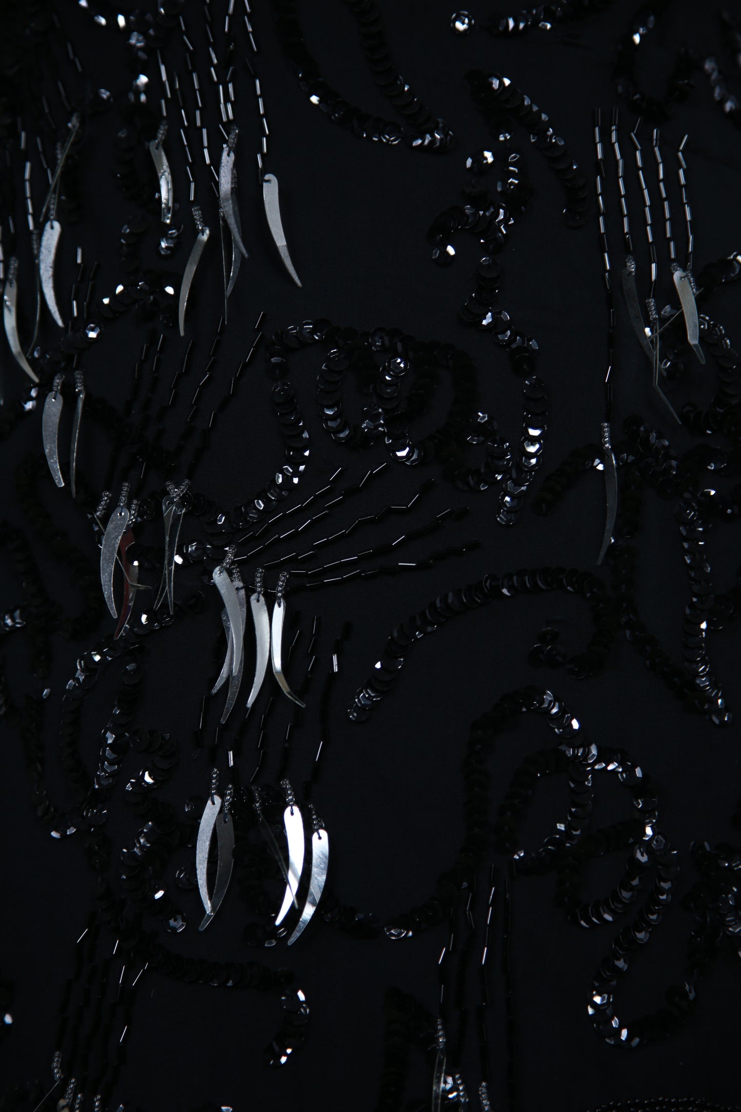 Musta paljettikoristeinen röyhelöhelmainen mekko