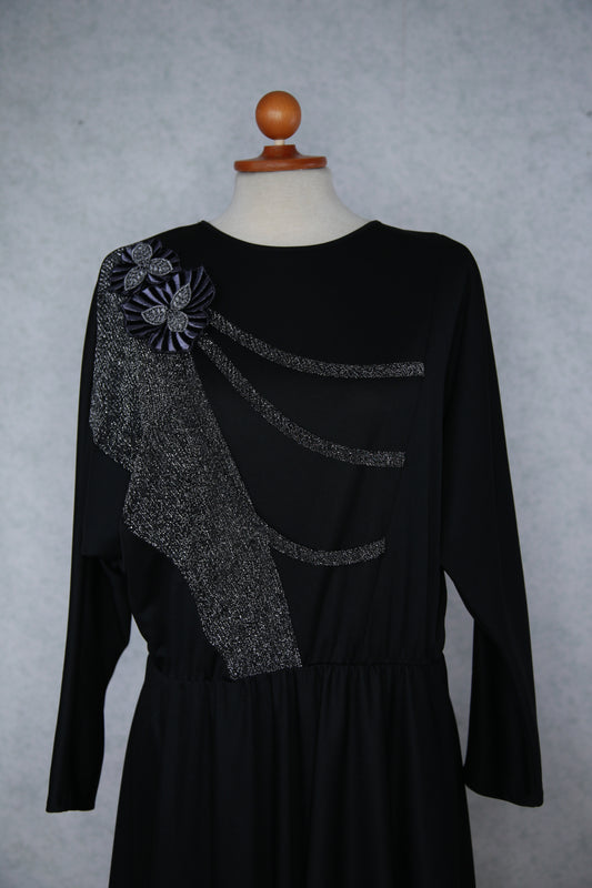 Mustahopea Joutselan kukkakoristeinen mekko