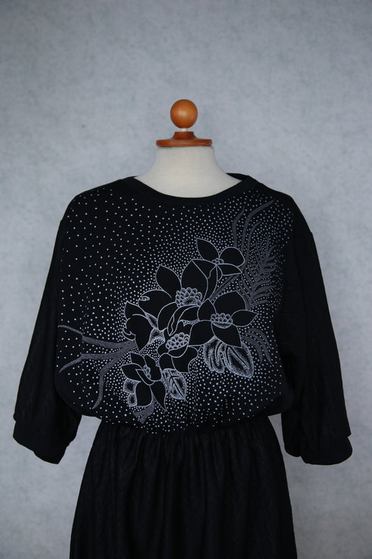 Musta mekko harmaalla kukkakuviolla