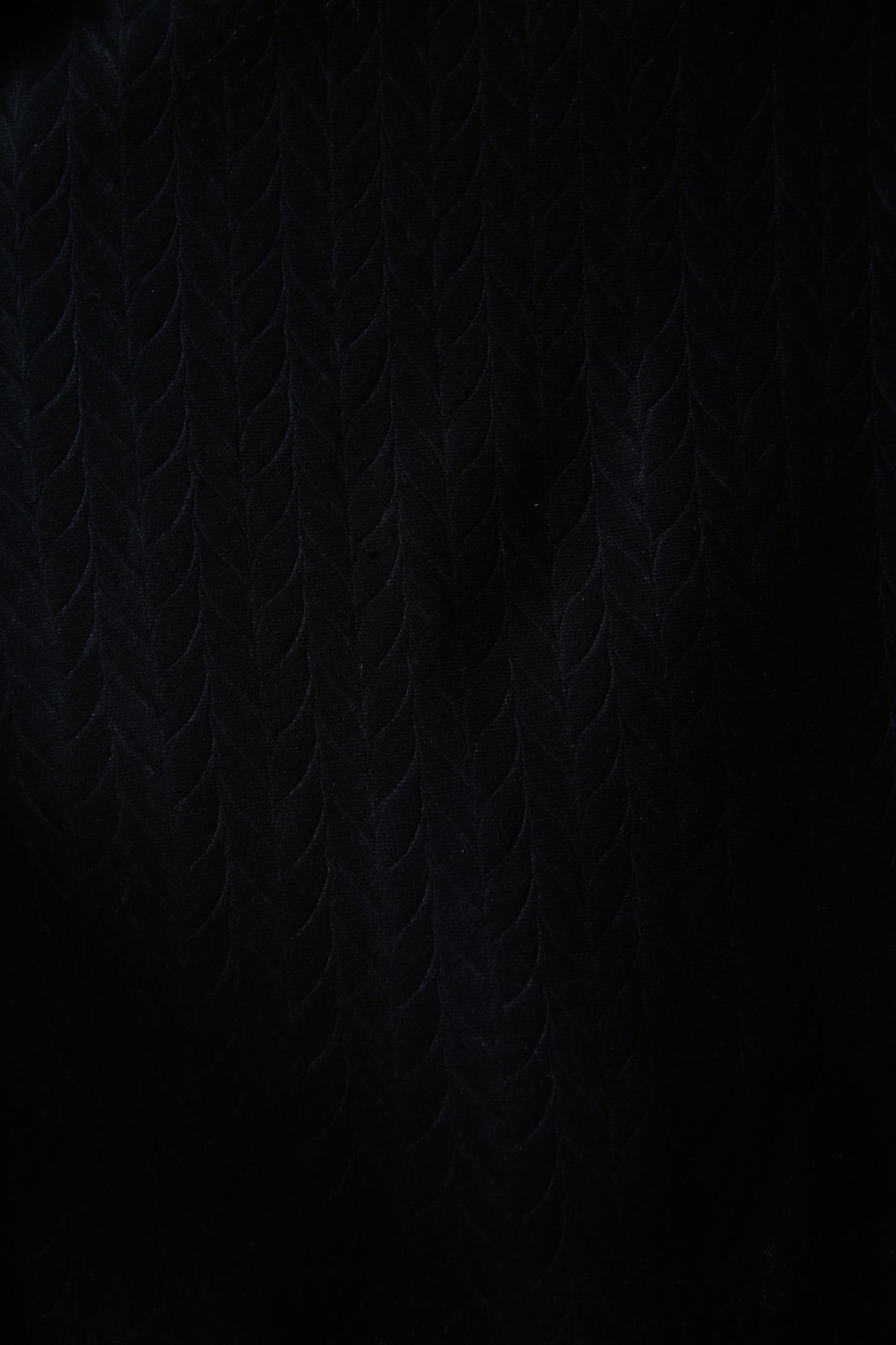 Musta mekko harmaalla kukkakuviolla