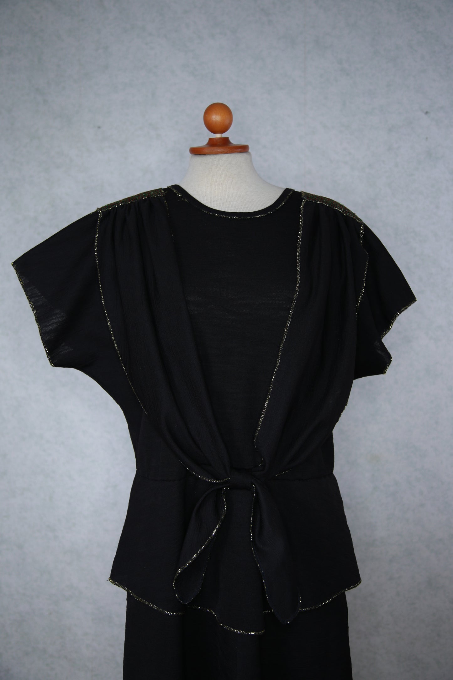Musta mekko kimaltelevilla yksityiskohdilla