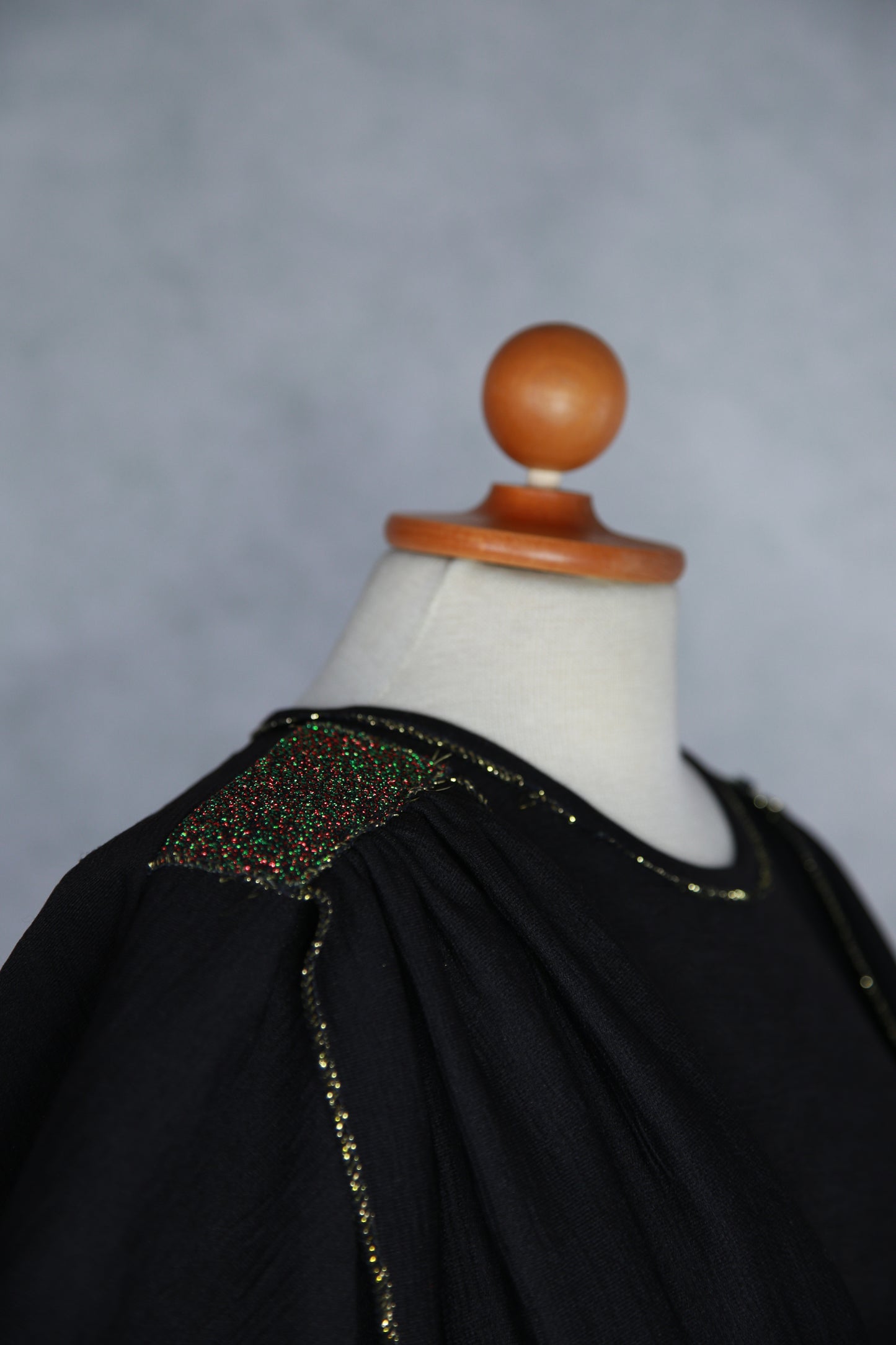 Musta mekko kimaltelevilla yksityiskohdilla