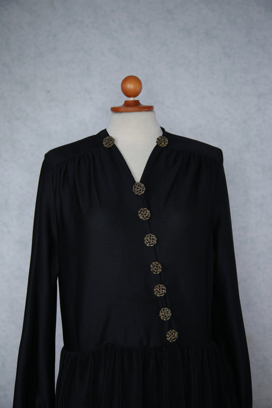 Musta mekko koristeellisilla napeilla