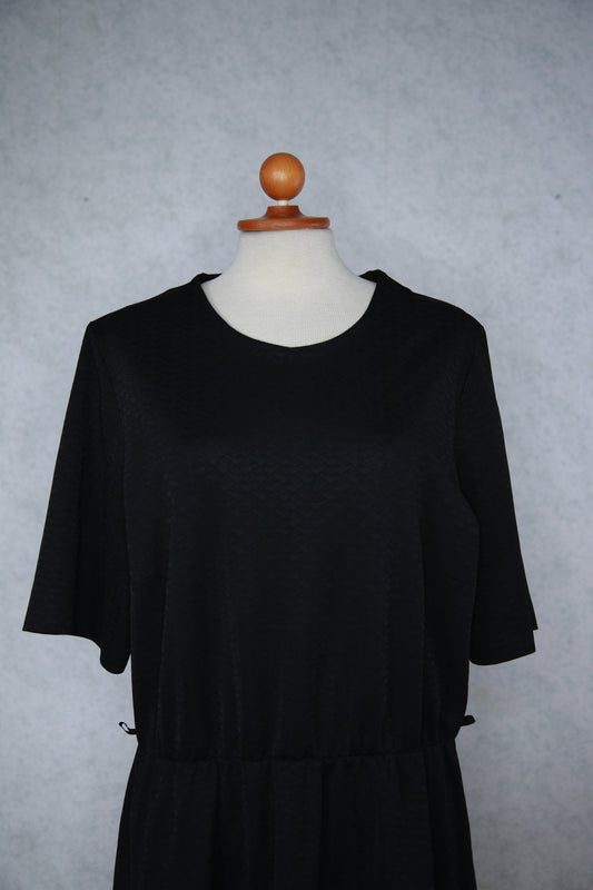 Musta Carolin Muoti-Hovin kuviollinen mekko