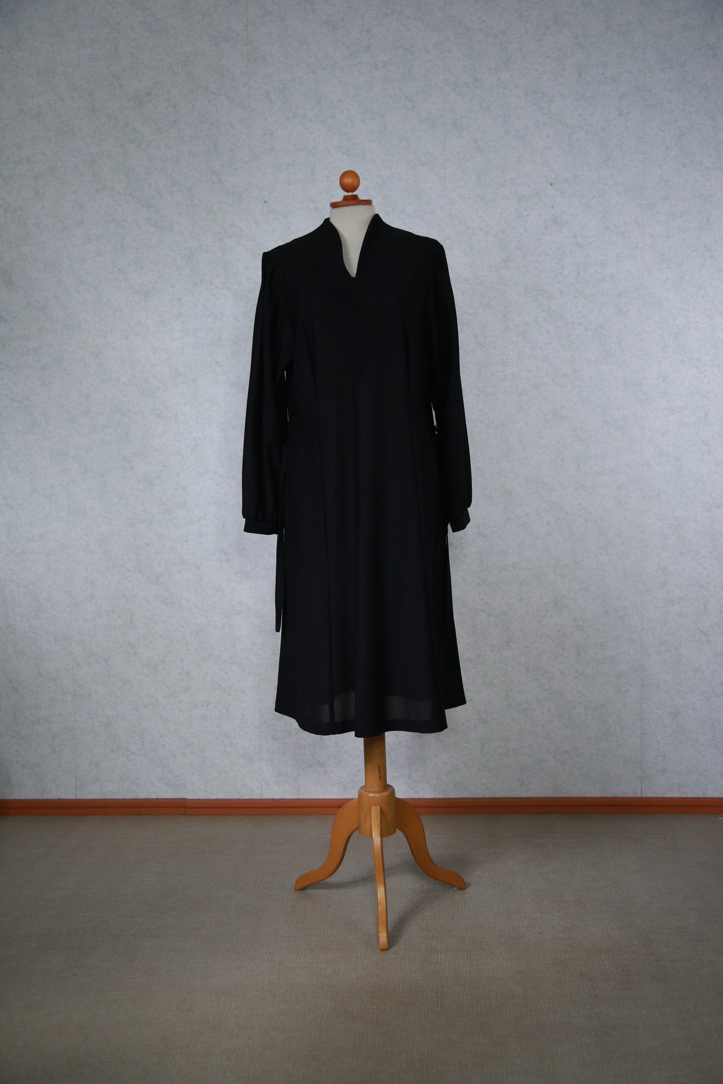 Musta kuviollinen Nina Naisten Pukutehtaan mekko