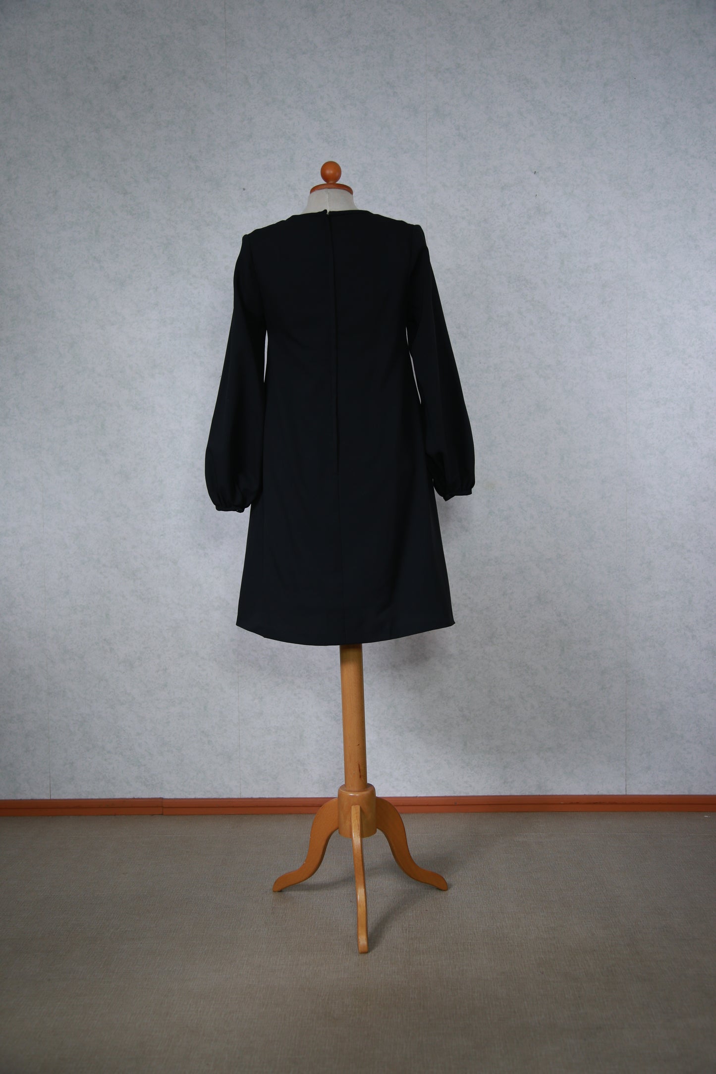 Musta pitkähihainen lyhyt mekko