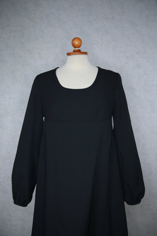 Musta pitkähihainen lyhyt mekko