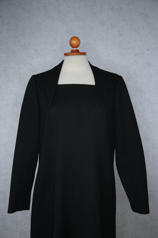 Musta pitkähihainen mekko