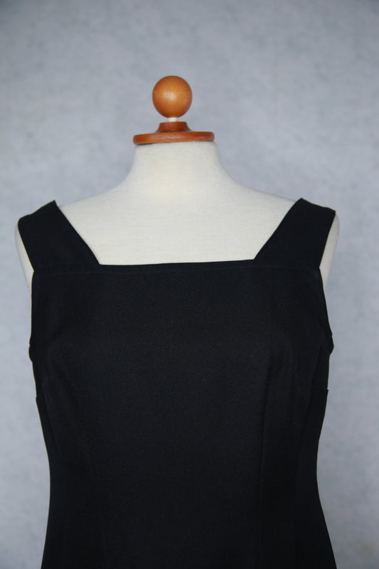 Musta mekko kultaisella paljettihelmalla