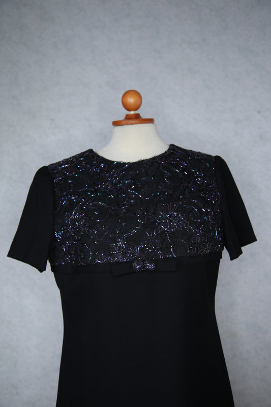 Musta Siro-Puku mekko kimaltelevilla yksityiskohdilla