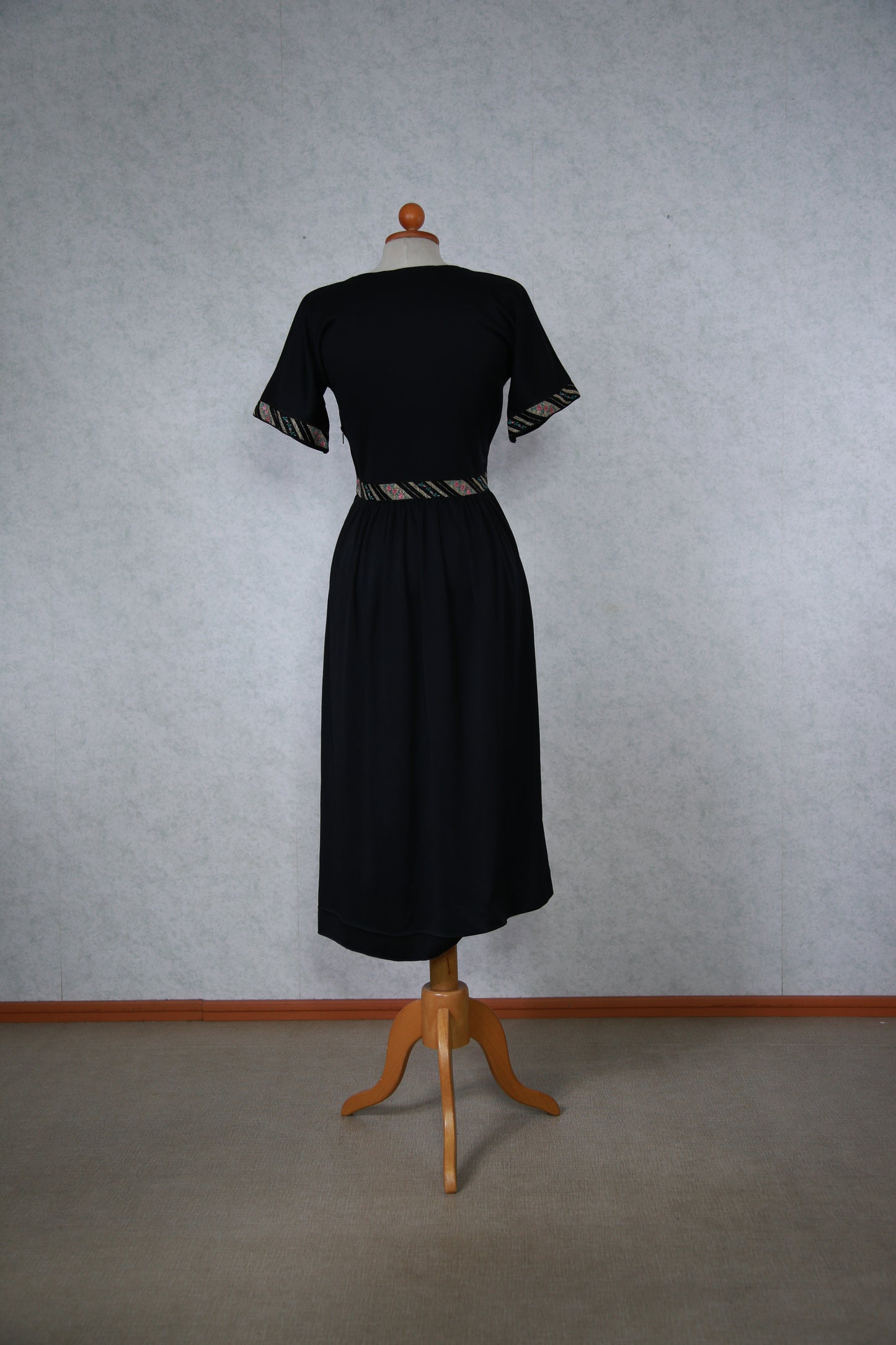 Musta mekko raidallisilla yksityiskohdilla