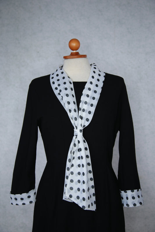 Musta mekko pallokuviollisella huivikauluksella