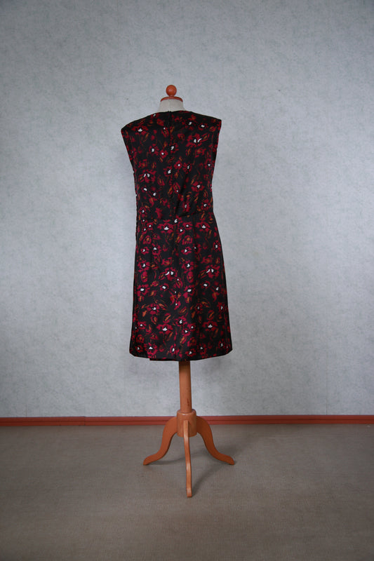 Musta kuviollinen mekko