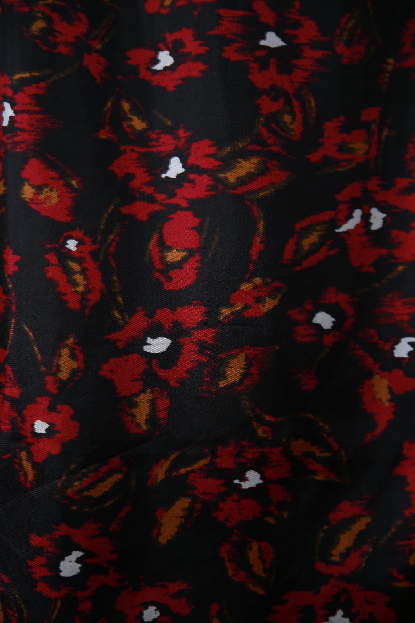 Musta kuviollinen mekko