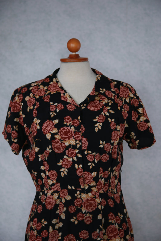 Musta kukkakuviollinen mekko