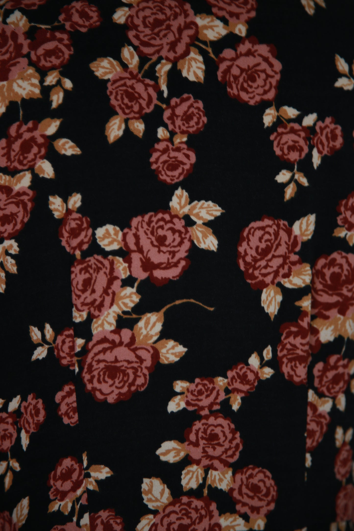 Musta kukkakuviollinen mekko