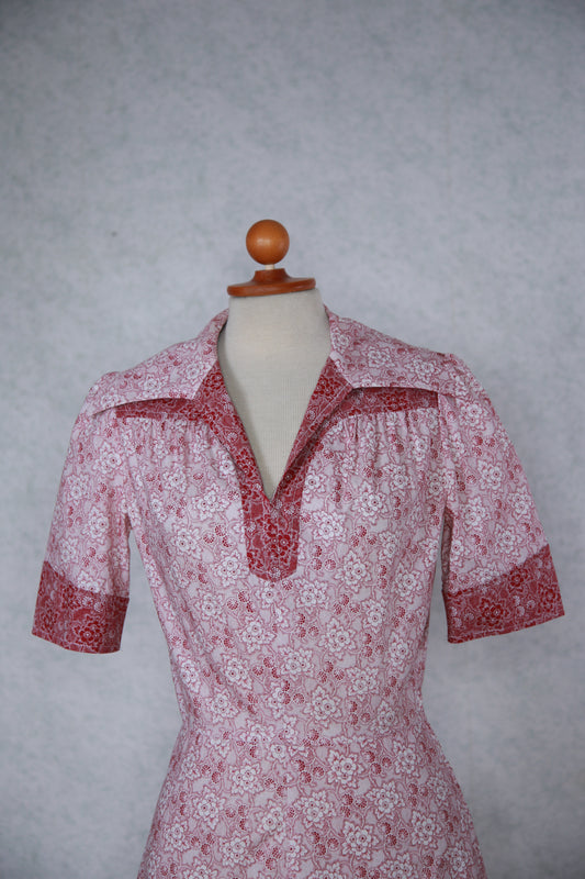 Punertava kukkakuviollinen Popolana mekko