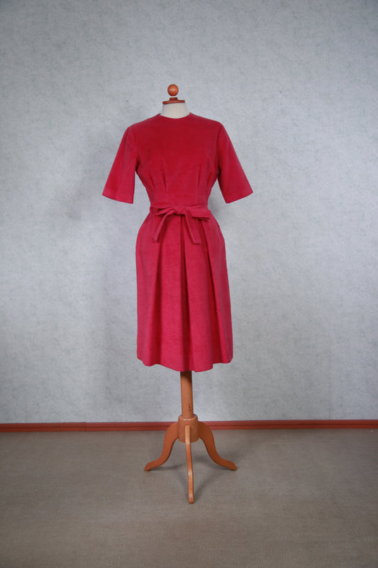 Vadelmanpunainen karvapintainen mekko käyttämätöntä vanhaa varastoa