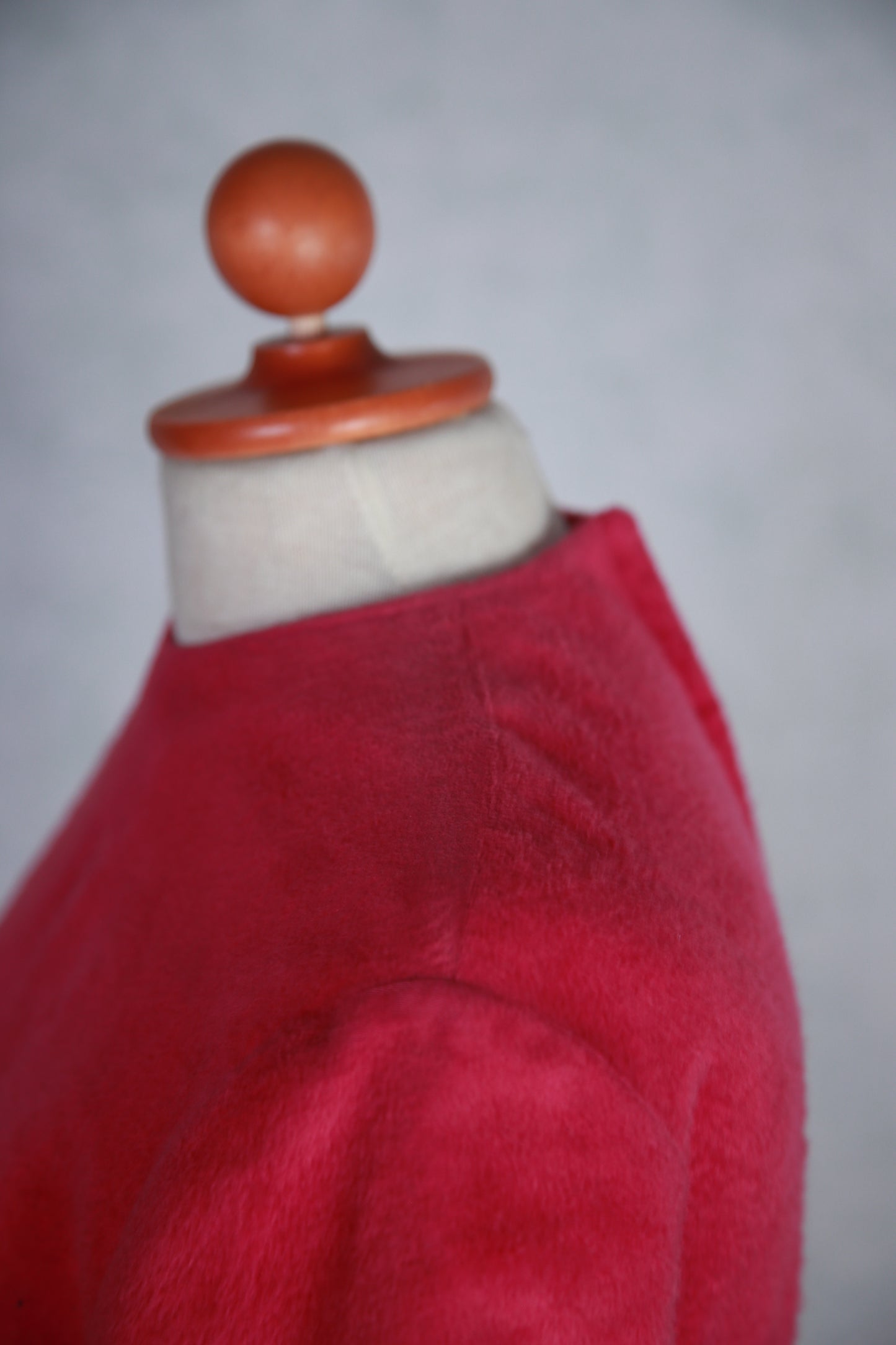 Vadelmanpunainen karvapintainen mekko käyttämätöntä vanhaa varastoa