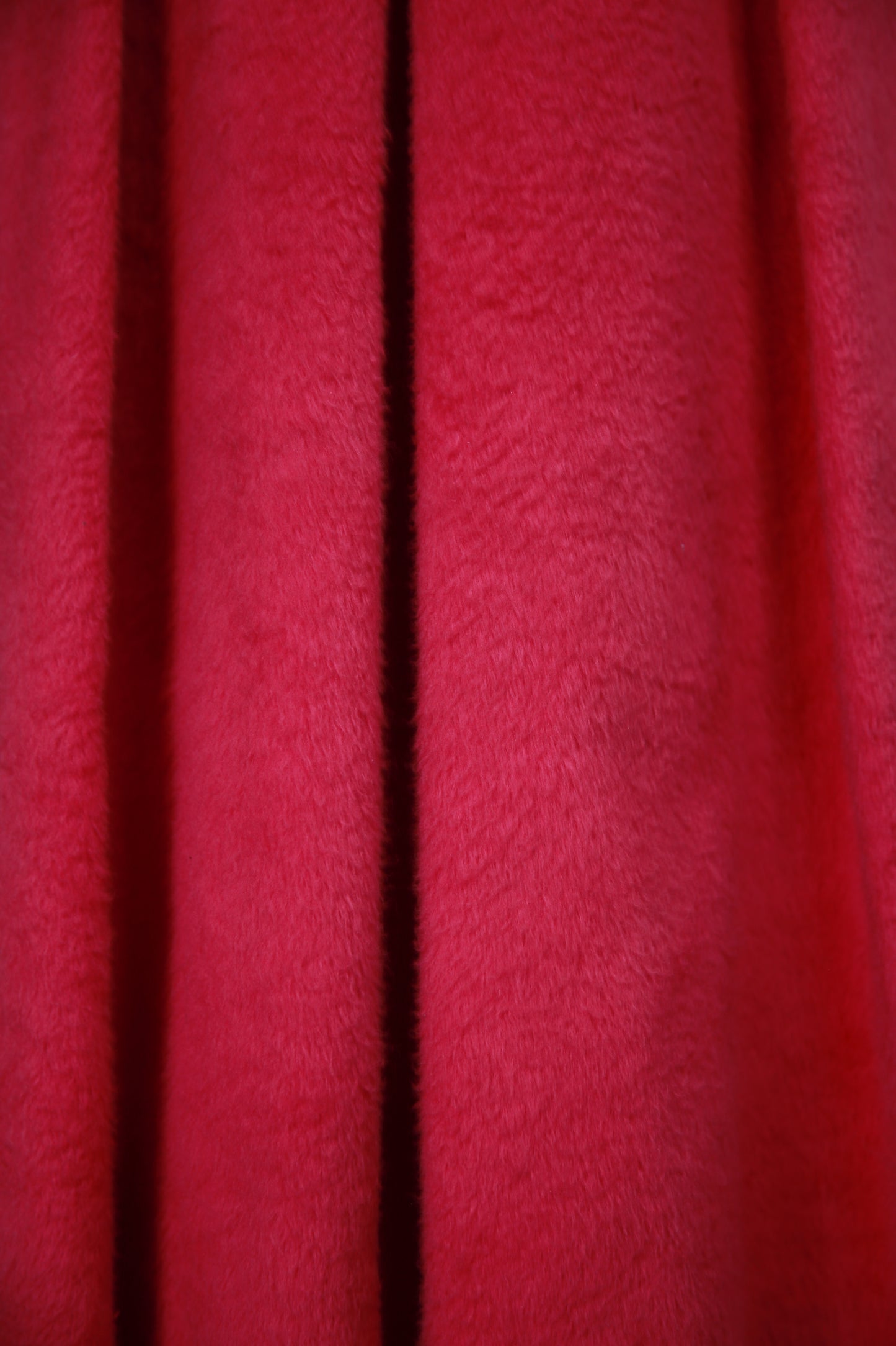 Vadelmanpunainen karvapintainen mekko käyttämätöntä vanhaa varastoa