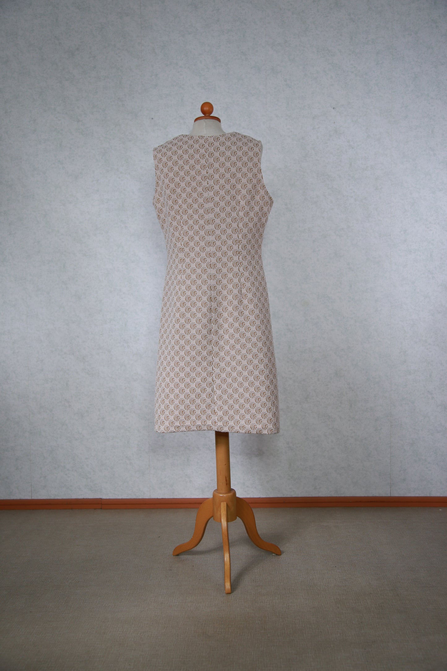 Vaalea kohokuviollinen mekko