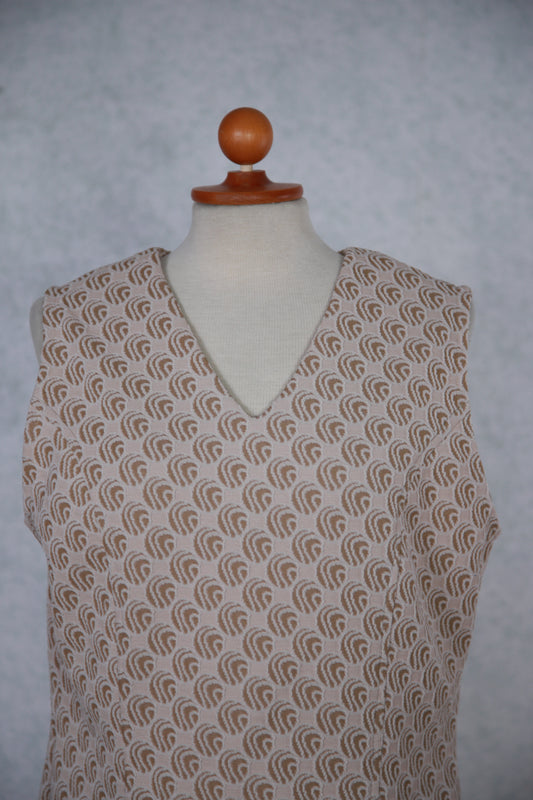 Vaalea kohokuviollinen mekko