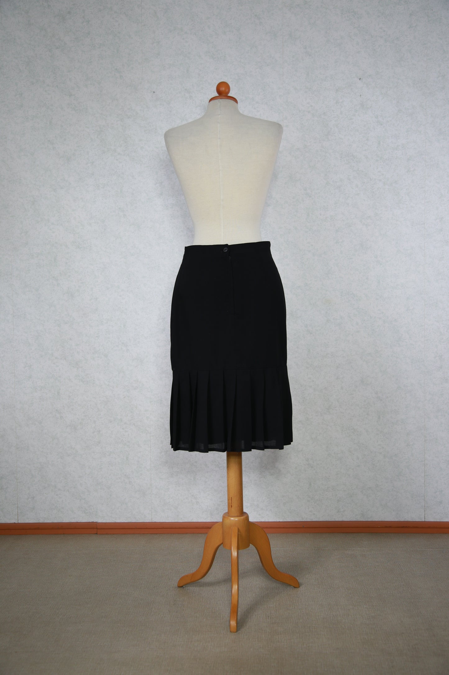 Musta vekitetty Tuomiss hame