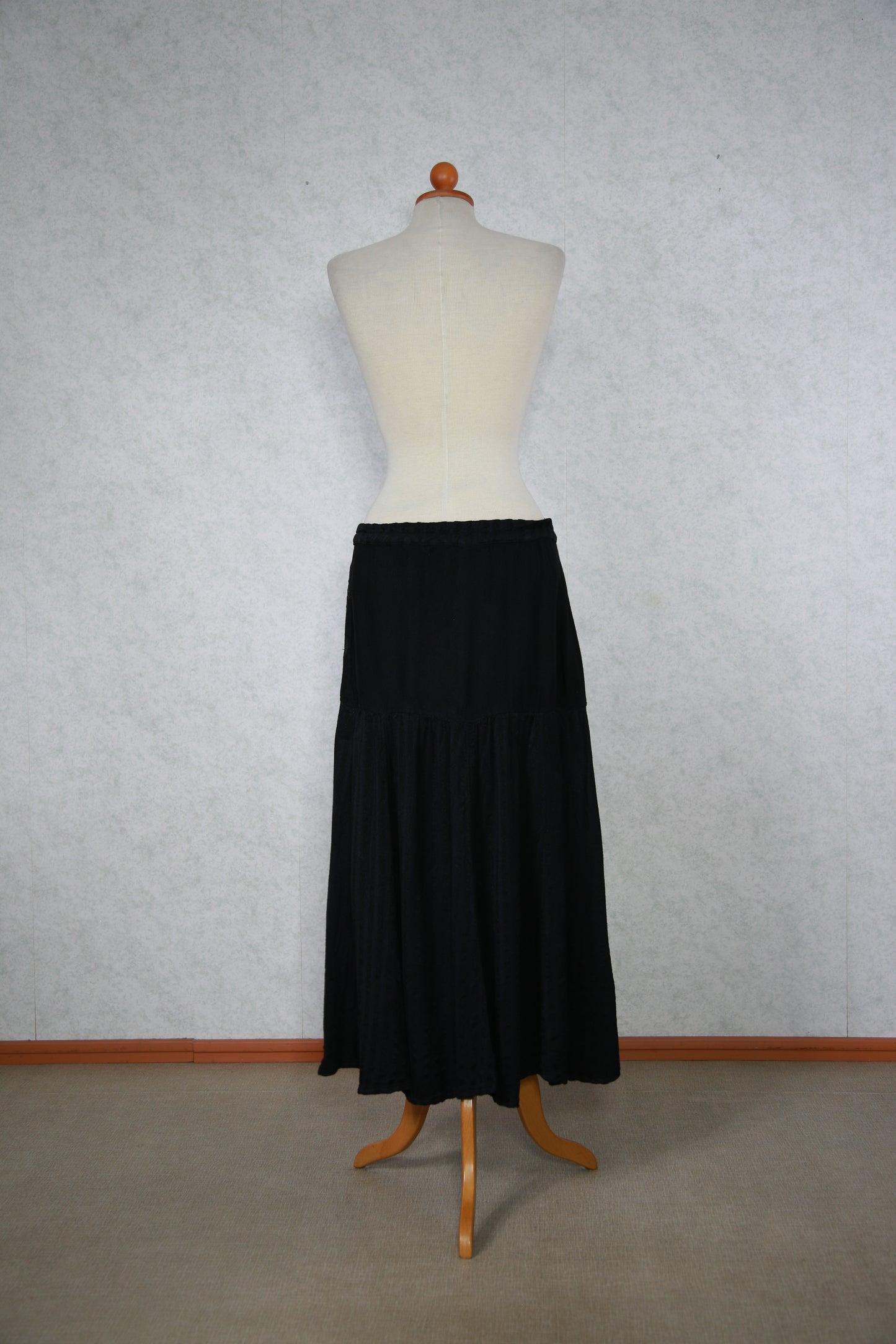 Musta kuviokoristeltu kimalteleva hame