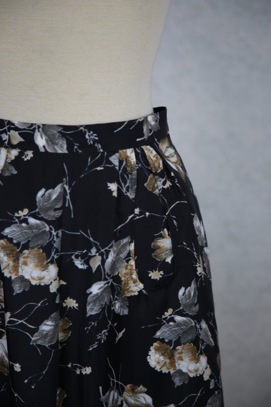 Musta kukkakuviollinen Body & Soul pitkä hame