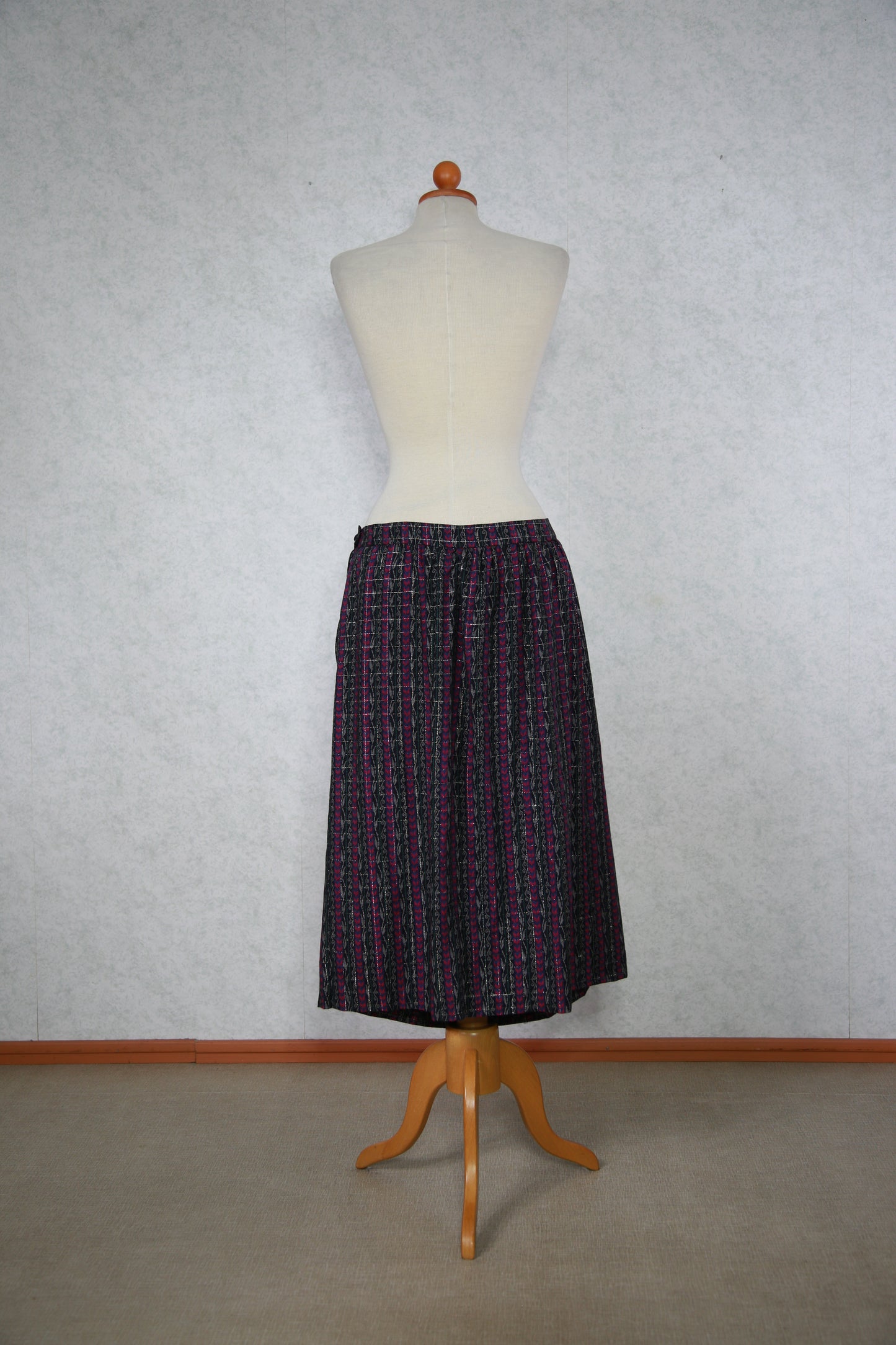 Kimalteleva raidallinen ja monivärinen hame