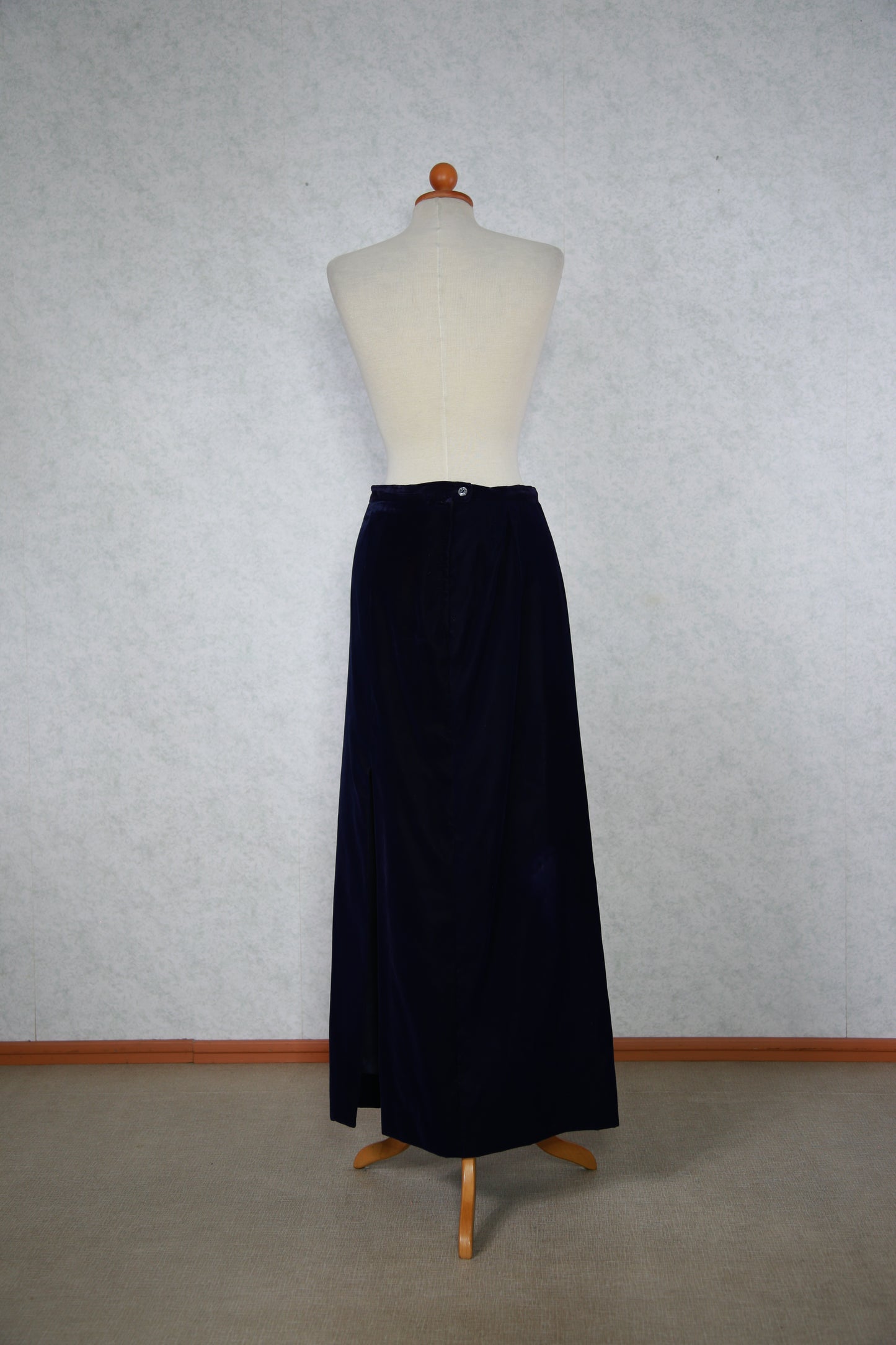 Tummansininen pitkä samettihame