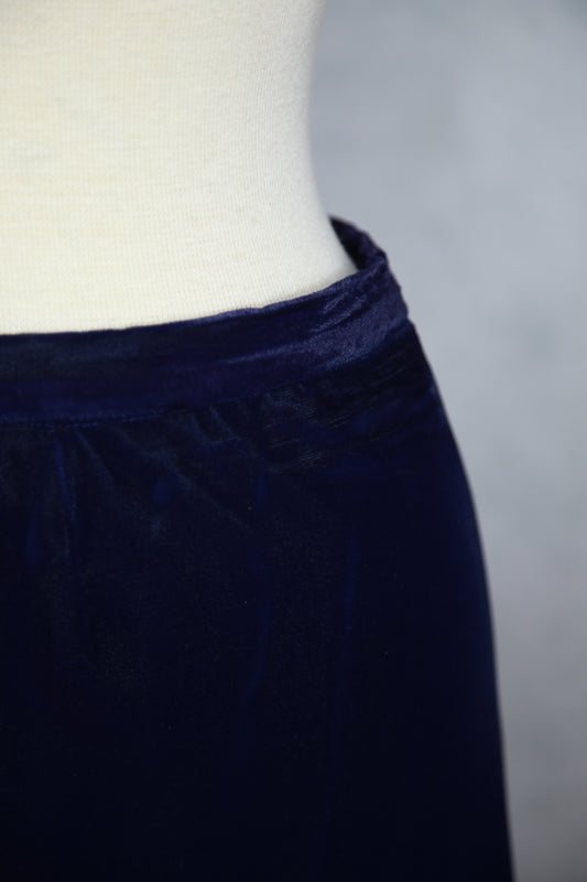 Tummansininen pitkä samettihame