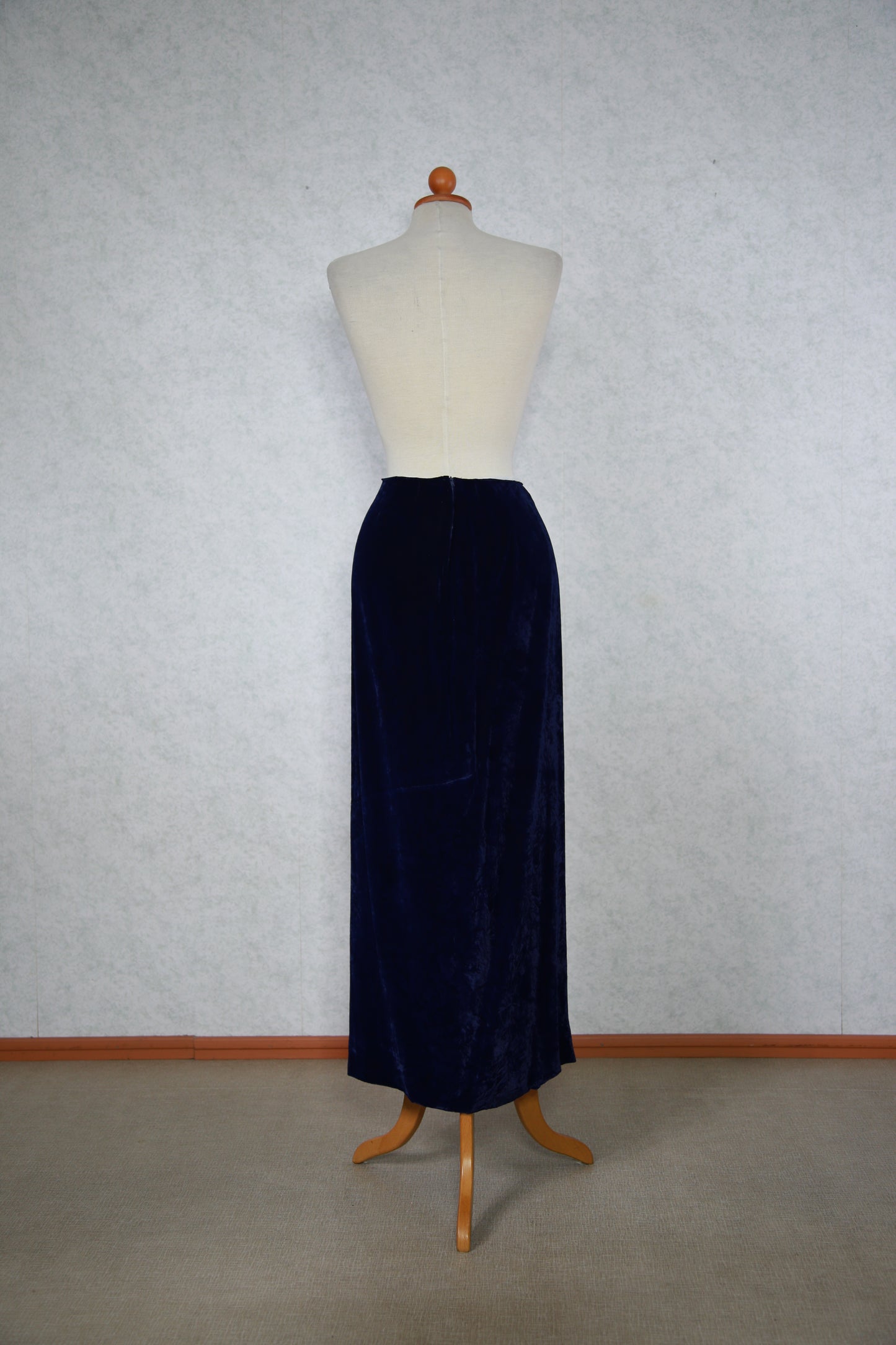 Tummansininen pitkä samettihame