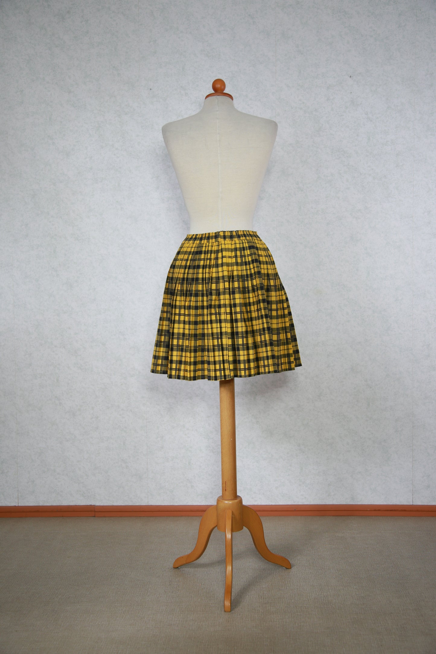 Keltainen ruudullinen vekkihame, käyttämätöntä vanhaa varastoa