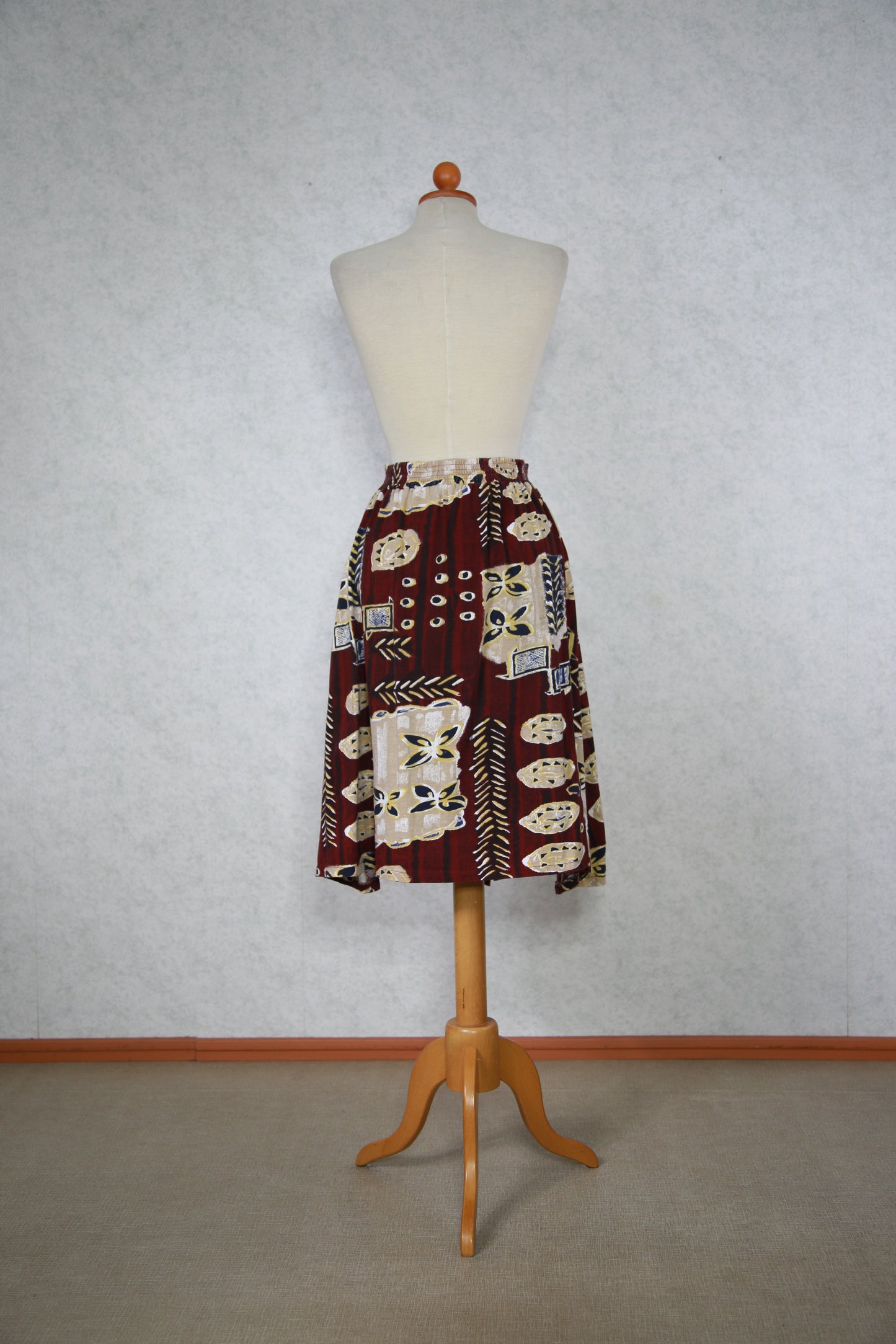 Monivärinen kuviollinen hame