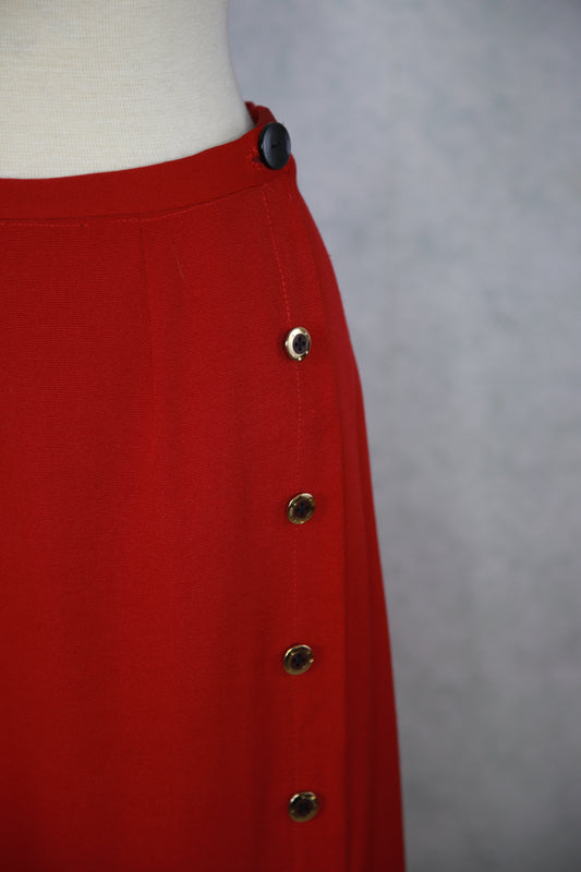 Punainen kietaisuhame nappirivistöllä