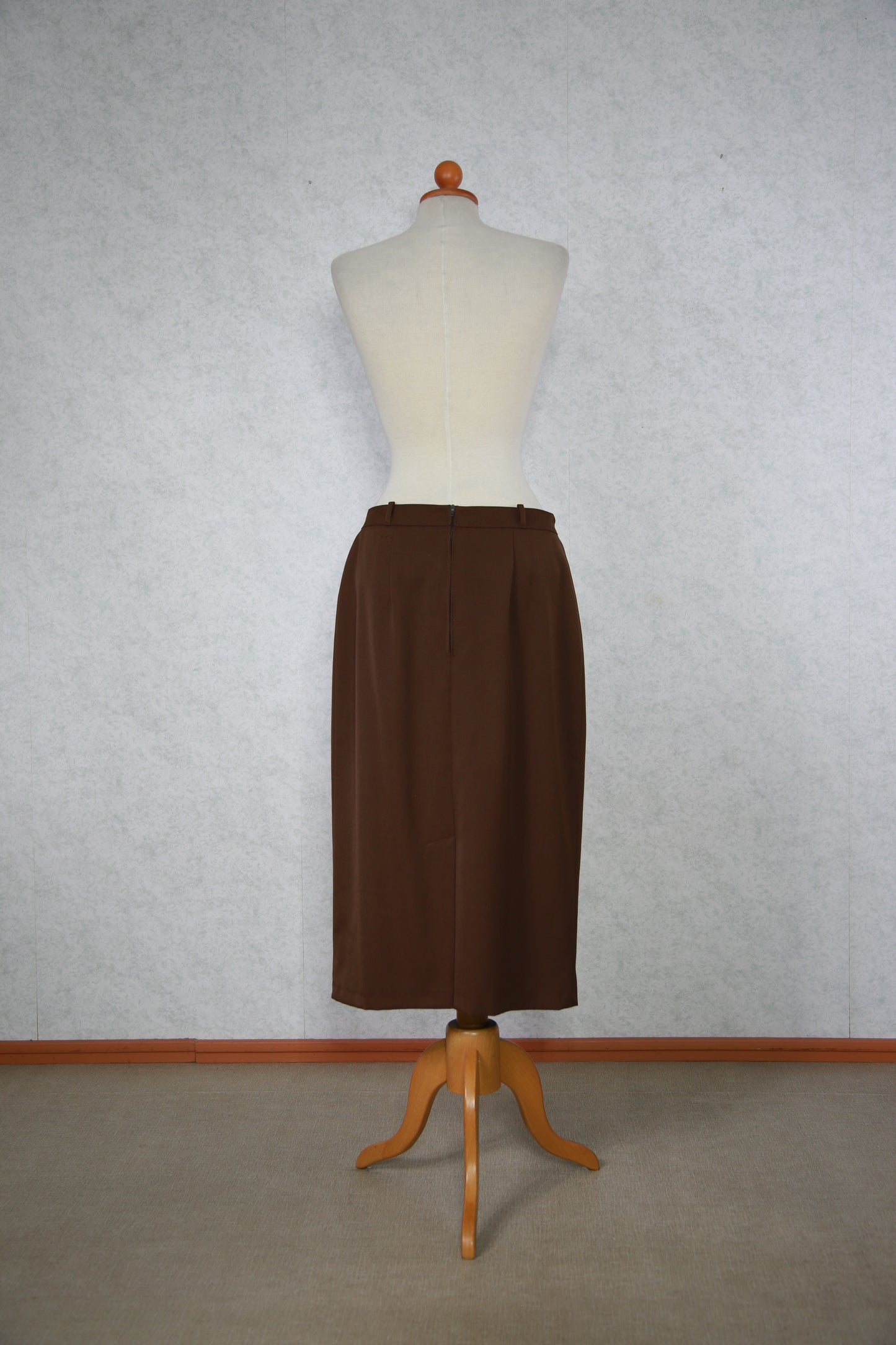 Ruskea Design-tuote hame nappikoristeilla