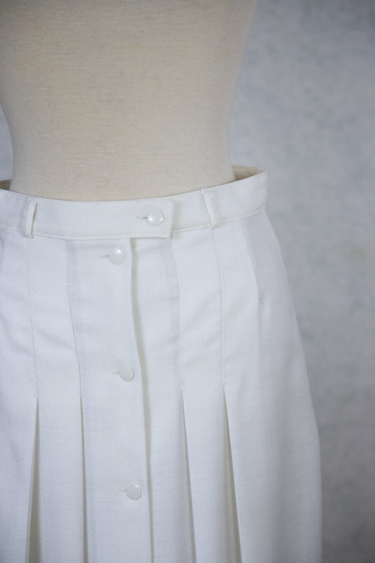 Valkoinen hame nappirivistöllä