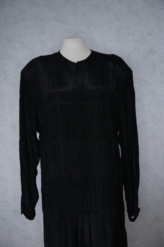 Musta pitkähihainen haalari