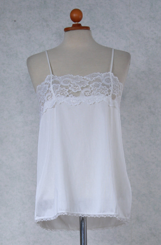 Valkoinen pitsikoristeinen toppi