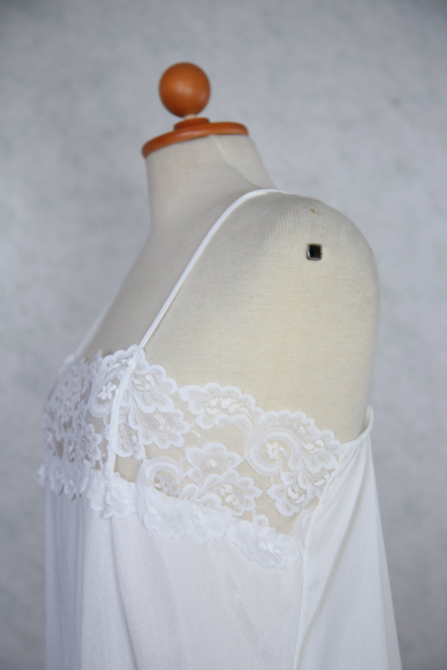 Valkoinen pitsikoristeinen toppi