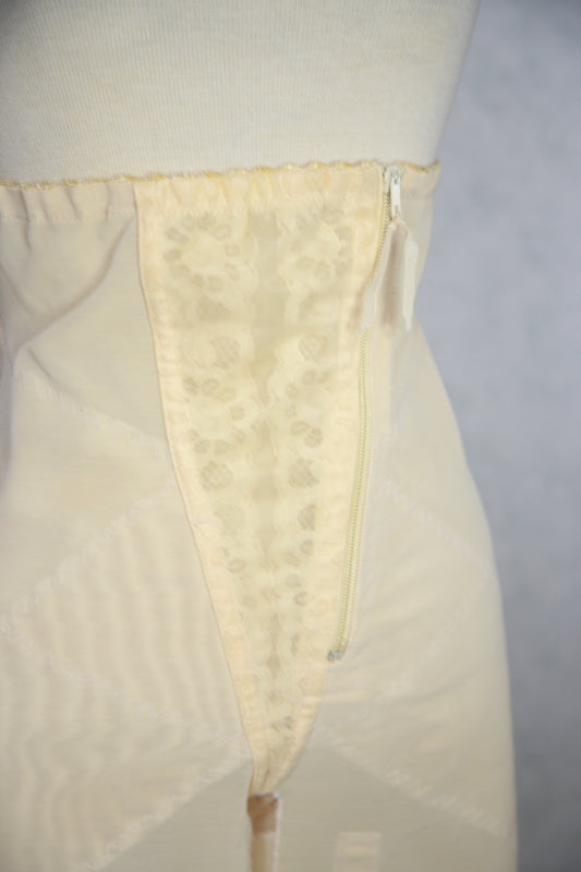 Vaaleat korkeavyötäröiset alusshortsit