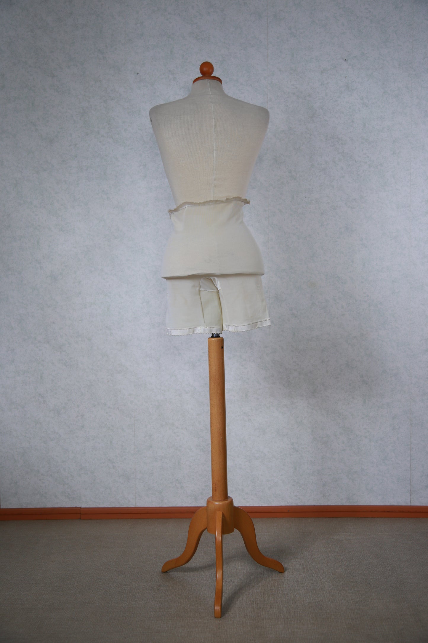 Valkoiset lahkeelliset alushousut