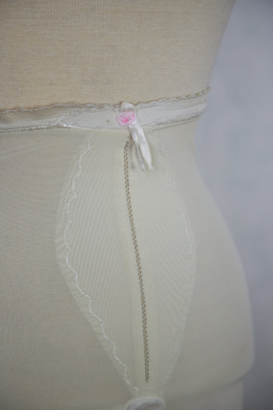 Valkoiset lahkeelliset alushousut