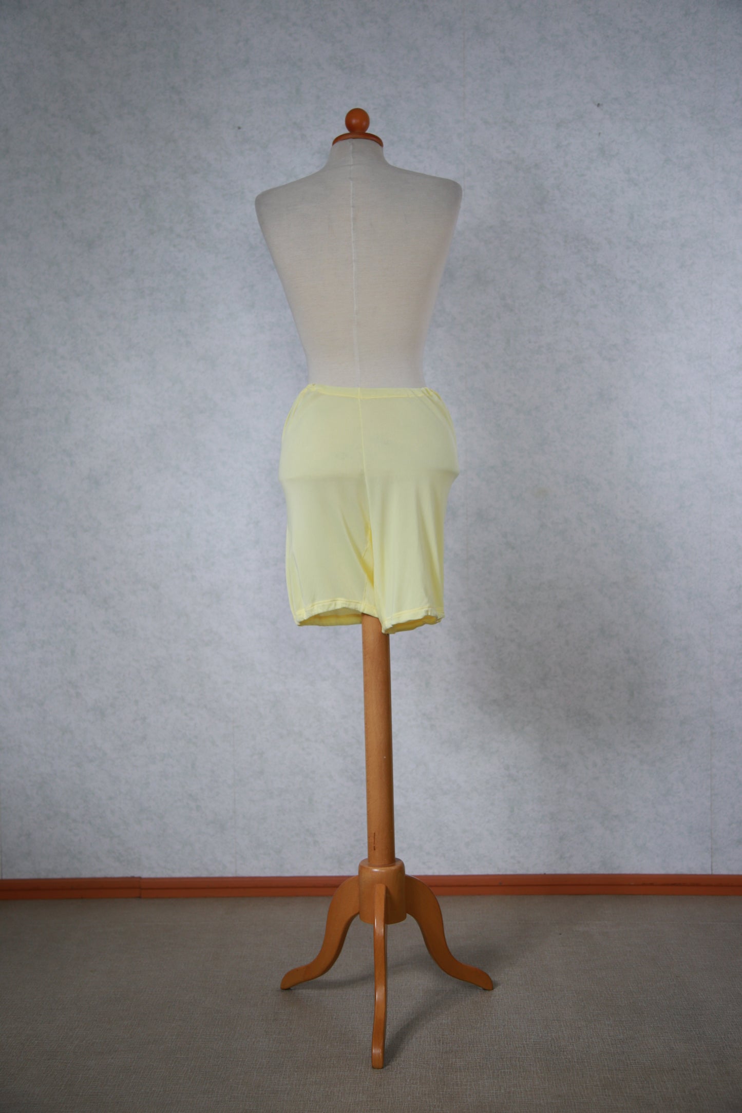 Vaaleankeltaiset lahkeelliset alusshortsit